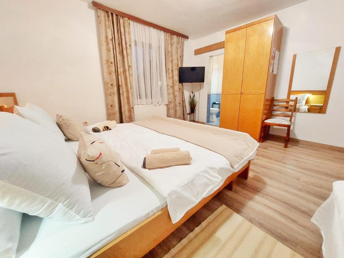 Lazy Bear Hotel เยแซร์ตเซ ภายนอก รูปภาพ