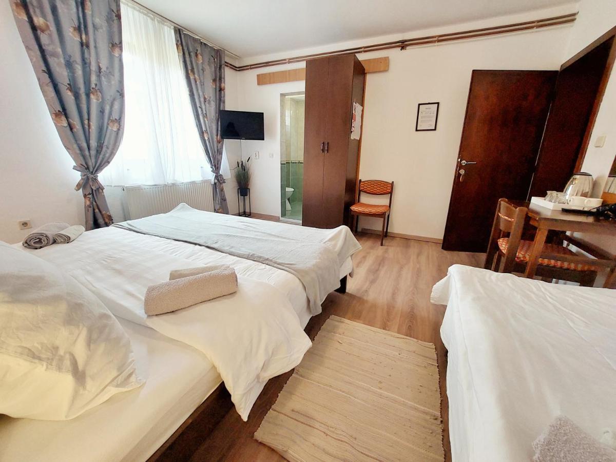 Lazy Bear Hotel เยแซร์ตเซ ภายนอก รูปภาพ